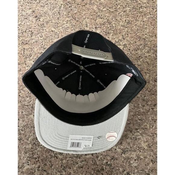 MLB New York Yankees‎ (Blank) Men's Replica Baseball Jersey & Snapback Hat - Picture 9 of 9